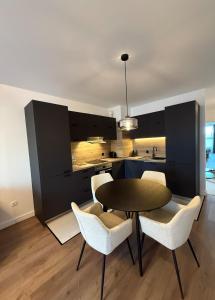 Modern 2 Bedroom - 2 Baths - Private Garage Free in Center