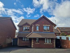 Family Retreat, 6 bedrooms, sleeps 12 Near National Park And Bike Park Wales