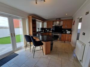 Family Retreat, 6 bedrooms, sleeps 12 Near National Park And Bike Park Wales