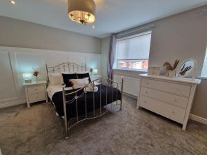 Family Retreat, 6 bedrooms, sleeps 12 Near National Park And Bike Park Wales