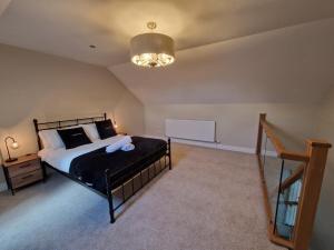 Family Retreat, 6 bedrooms, sleeps 12 Near National Park And Bike Park Wales