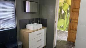 Great 2 bedroom home 100m from the beach