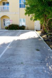 Clean Pool Walk to Beach - Pet Ok - Ground Floor