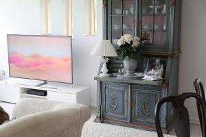 Hjemlig idyl nær strand og by