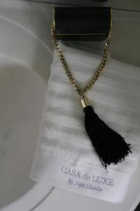 Hjemlig idyl nær strand og by