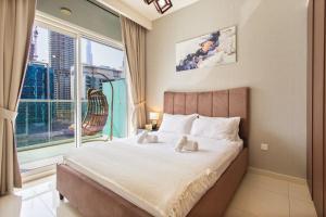 Comfy 1BR with Large Balcony - 15-min to Mall & Burj - 4hvězdičkové hotely ve městě Dubaj