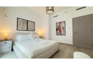 Luxe 2BR Yas Island - Chic Urban Retreat