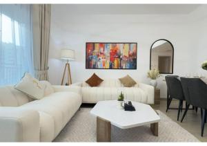Luxe 2BR Yas Island - Chic Urban Retreat