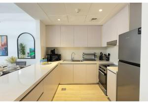 Luxe 2BR Yas Island - Chic Urban Retreat
