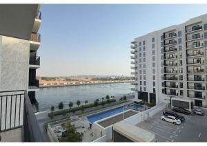 Luxe 2BR Yas Island - Chic Urban Retreat
