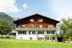 Ferienwohnung mit Balkon nahe Interlaken & Adelboden