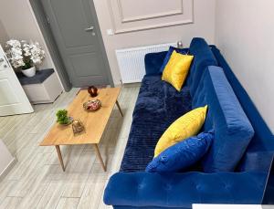 Deluxe Azure Apartment near Palas Mall