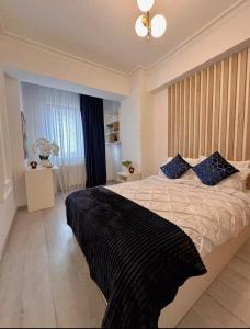 Deluxe Azure Apartment near Palas Mall