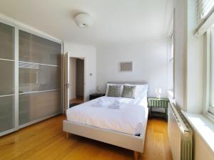 Flat D - Montagu St Residence