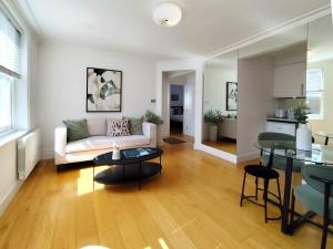 Flat D - Montagu St Residence
