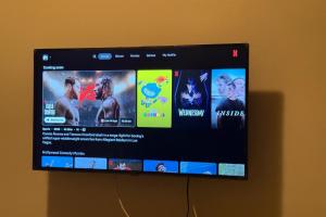 The Grand Book Nook Retro Stay - Luxury King mattress with Flat TV - Private walk in book lounge & Study