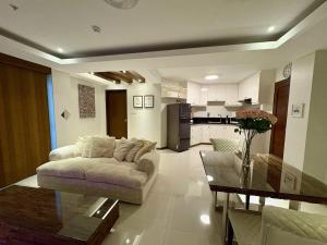 La Grande 608, classy 1BR balcony, WiFi, Netflix