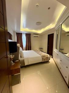 La Grande 608, classy 1BR balcony, WiFi, Netflix