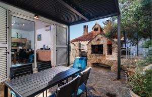 Two-Bedroom Apartment In Supetar