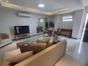 La Grande1 bedroom with balcony, Netflix & WiFi