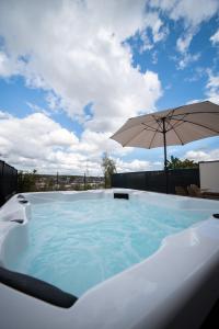 Villa Bulle Dorée & Jacuzzi privé au cœur du centre touristique et thermal face Snowworld