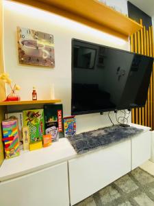 The Grass Residences cozy bedroom with balcony netflix and wifi