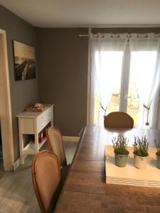 Maison spacieuse avec jardin et feu de bois et parking gratuit pour 3 voiture