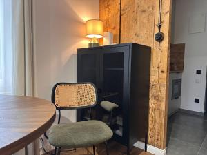 Modern Near Beach & Centre 1BR with AC and Free Parking