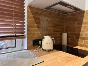 Modern Near Beach & Centre 1BR with AC and Free Parking