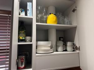 Modern Near Beach & Centre 1BR with AC and Free Parking