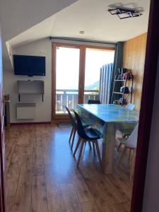 Plein sud, grande pièce de vie, vue imprenable sur les montagnes et parking couvert privé