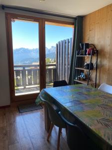 Plein sud, grande pièce de vie, vue imprenable sur les montagnes et parking couvert privé