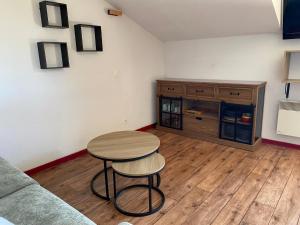 Plein sud, grande pièce de vie, vue imprenable sur les montagnes et parking couvert privé