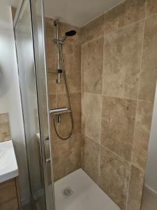 Studio cosy, avec entrée privée, calme, 15 min de Lyon, possibilité facture