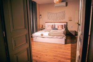 Dream Hill Nest-Boho Vintage Hideaway