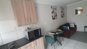 Sandalion Cottage near OR Tambo Airport & Greenstone