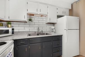 Dolly Apt on Music Row sleeps 12