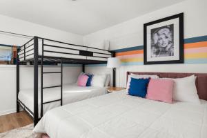 Dolly Apt on Music Row sleeps 12