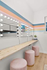 Dolly Apt on Music Row sleeps 12