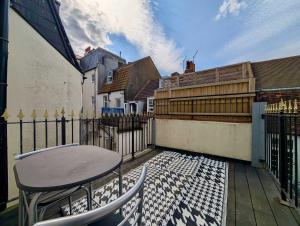 Charming House With Balcony Near Brighton Beach
