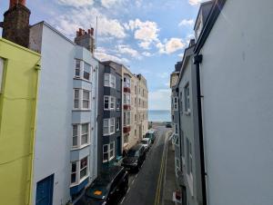 Charming House With Balcony Near Brighton Beach
