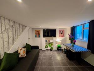 Charming House With Balcony Near Brighton Beach