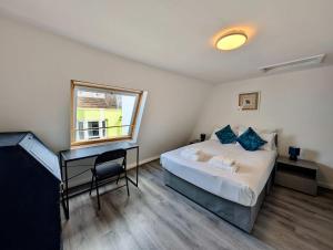 Charming House With Balcony Near Brighton Beach