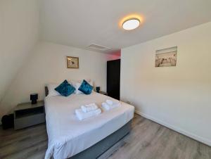 Charming House With Balcony Near Brighton Beach