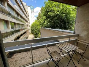 Studio rénové avec balcon près des Champs-Elysées