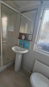 9 Fairway, Hopton Holiday Park - Three bedroom, sleeps 6, kitchen, lounge and dining area - Minimum 3 night breaks