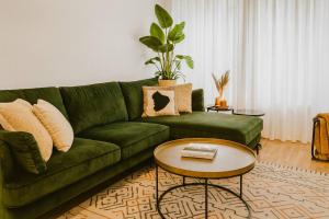 Modern Comfort - Bus & Tram at Door