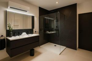 Modern Comfort - Bus & Tram at Door