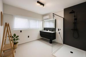 Modern Comfort - Bus & Tram at Door