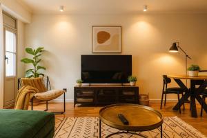 Modern Comfort - Bus & Tram at Door